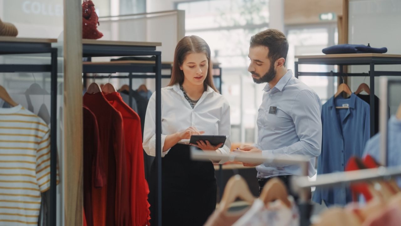 Two retail workers having a discussion